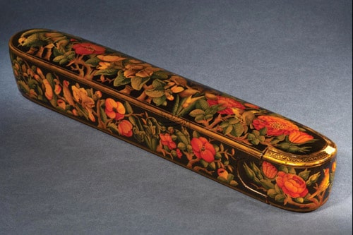 ۷-۲: تصویر یک قلمدان با طرح گل و مرغ