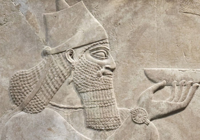 تصویر شماره ۷: سبک آرایش مو و ریش در هنر میانرودان (پادشاه آشوری)، محفوظ در موزه متروپولیتن